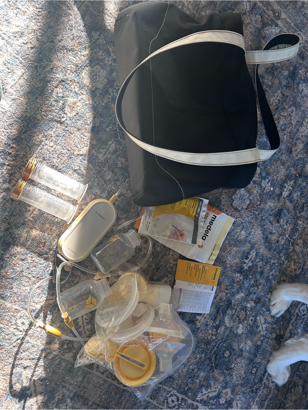 Medela Electric Breast Pump Kit with Black and White Carry Bag freestyle + wear